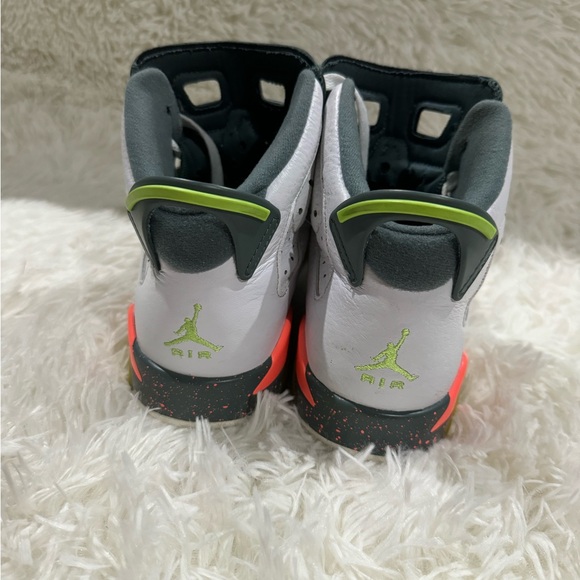 Kids Air Jordan Retro 6 Bright Mango 7Y Gradeschool
